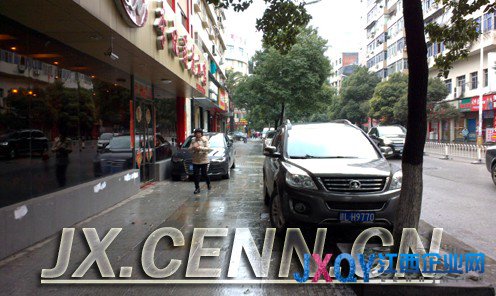 李記蓮花血鴨酒店門前霸道停車 盲道竟成&ldquo;忙道&rdquo;