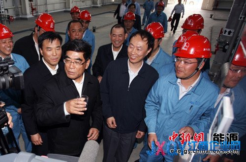 中石化董事長(zhǎng)考察污水處理 拿起半杯處理水喝盡