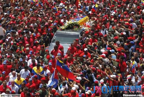當(dāng)?shù)貢r間3月6日，委內(nèi)瑞拉首都加拉加斯，汽車載著查韋斯的靈柩，緩緩?fù)ㄟ^加拉加斯街道。數(shù)萬民眾在街頭向“總司令”查韋斯告別，查韋斯的靈柩將被運到首都的軍事學(xué)院。