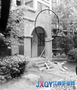 驚人一幕單元門(mén)上石材墜落 物業(yè)：將盡快通知開(kāi)發(fā)商維修