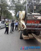 交警三大隊查獲一輛危險裝載農(nóng)用拖拉機