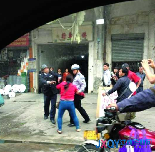 廣東順德城管遭女販打3分鐘不還手 自稱很弱勢(shì)