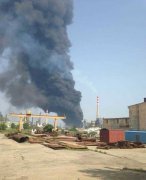 大連一石油廠發(fā)生爆炸 黑色油點濺落滿地