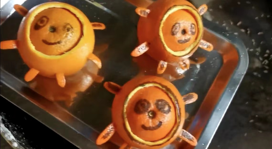 萍鄉(xiāng)果農(nóng)手工制作臍橙版冰敦敦為奧運(yùn)健兒加油