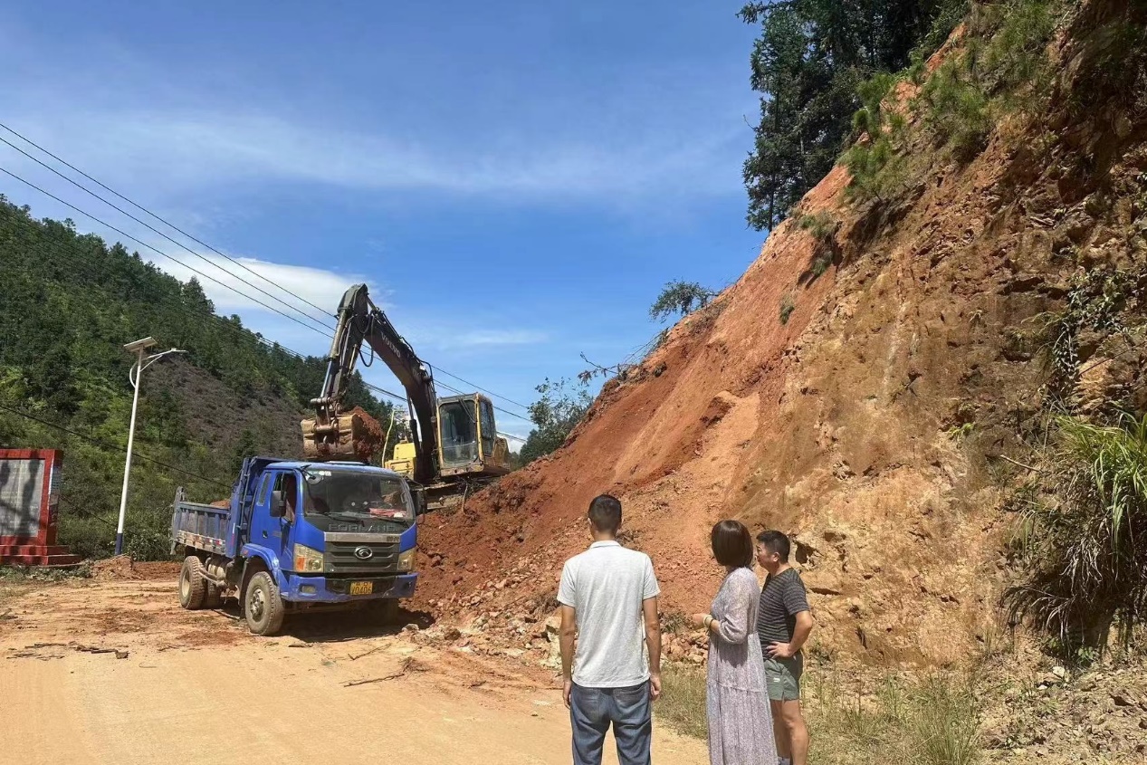 捐資修路 打通村莊農副產品外運最后3公里